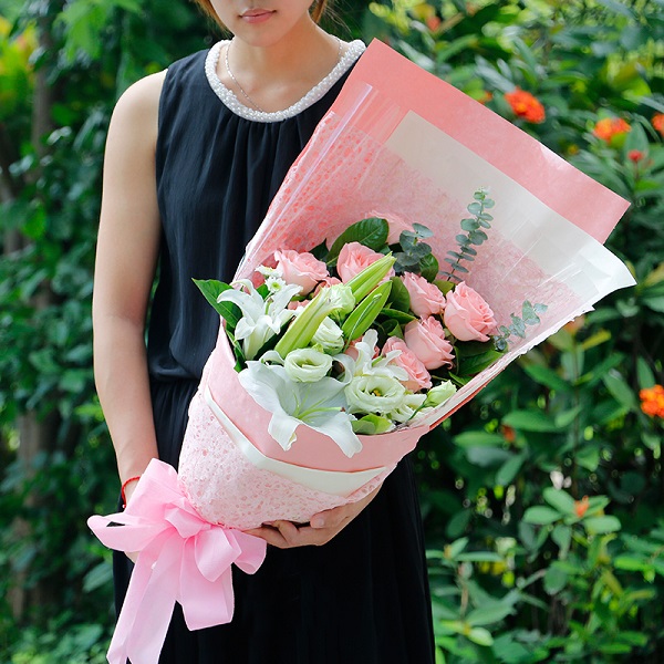 Send Valentine’s day flower arrangement from Saigon Flowers Gifts
